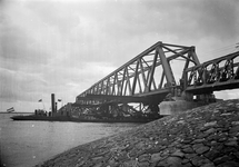 836335 Afbeelding van het invaren van een nieuw gedeelte van de Moerdijkbrug over het Hollands Diep.